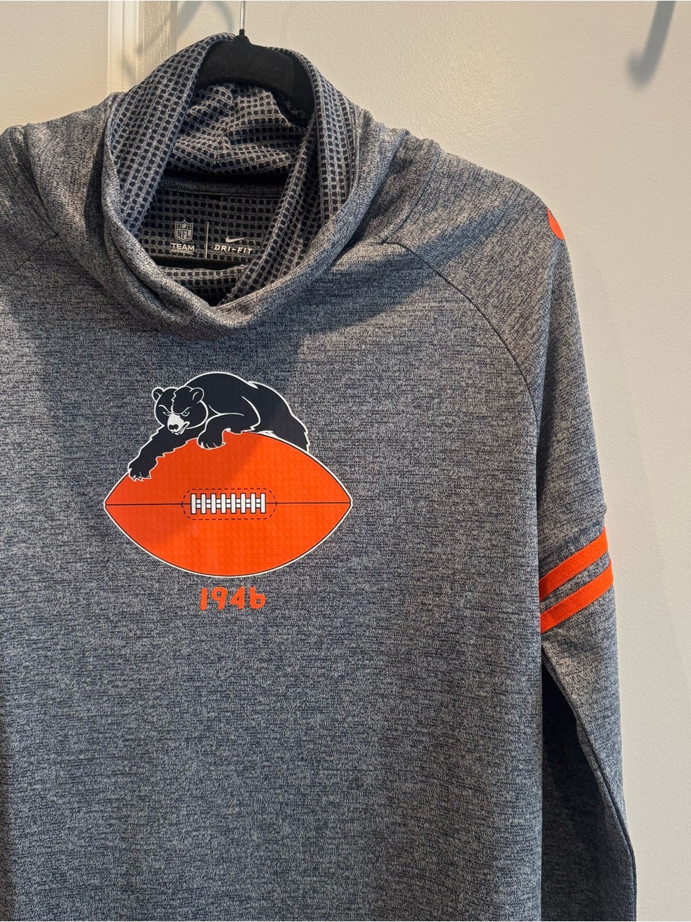 Nike DriFit 46 Chicago Bears M Historic Marks Tri-Blend Funnel Sweatshirt womens